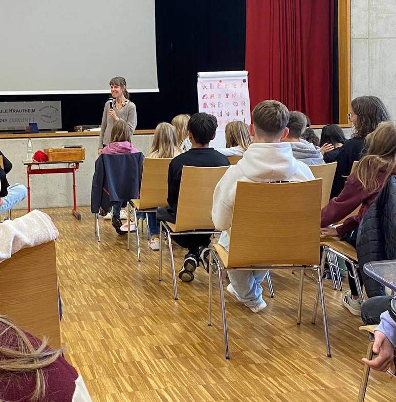 Lesung in Krautheim mit rotem Faden und Fingeralphabet